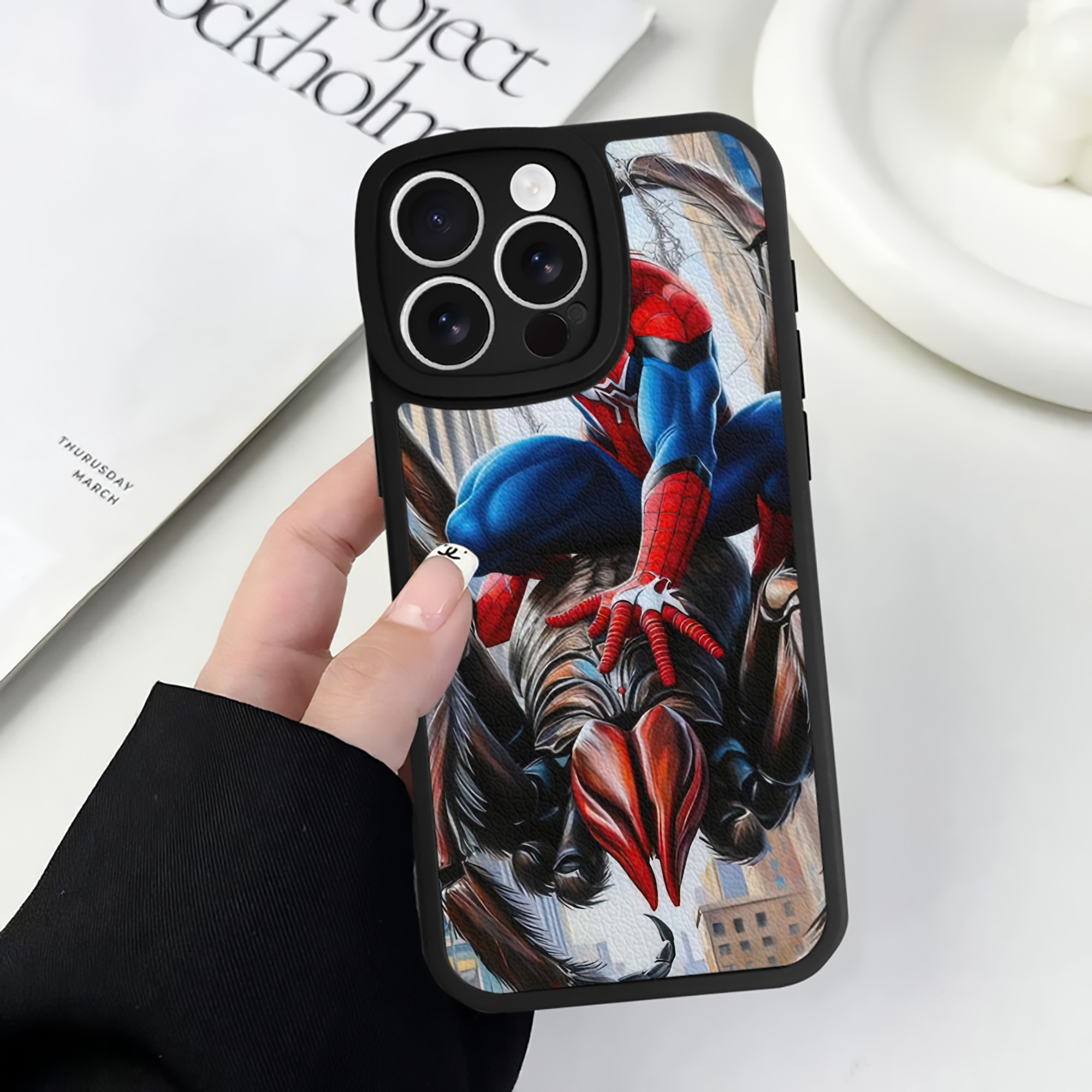 Spider Man スパイダーマン 【iPhone 16シリーズ対応】シリコンスマホケース（レザー調） 材質：シリコン
